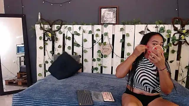Snapshot of LIA_ROJAS chatting on October 16, 2025, 2:25 pm LIA ROJAS online show from October 16, 2025, 2:25 pm