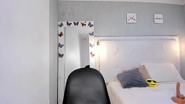 Snapshot of is_a_bell chatting on October 7, 2025, 1:01 pm is a bell online show from October 7, 2025, 1:01 pm