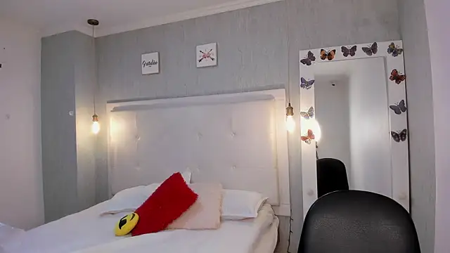 Snapshot of is_a_bell chatting on November 11, 2025, 1:17 pm is a bell online show from November 11, 2025, 1:17 pm