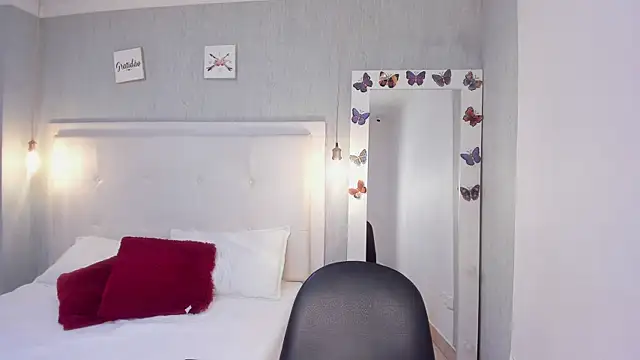 Snapshot of is_a_bell chatting on November 20, 2025, 1:34 pm is a bell online show from November 20, 2025, 1:34 pm