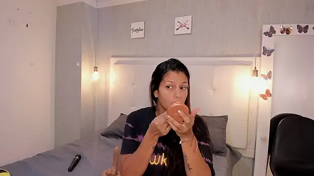 Snapshot of is_a_bell chatting on October 9, 2025, 1:22 pm is a bell online show from October 9, 2025, 1:22 pm