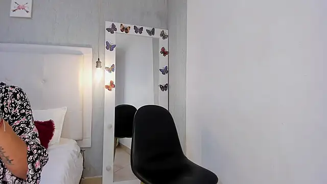 Snapshot of is_a_bell chatting on November 19, 2025, 1:44 pm is a bell online show from November 19, 2025, 1:44 pm