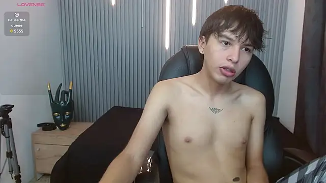 StiwenTwink online show from April 12, 2026, 2:42 pm