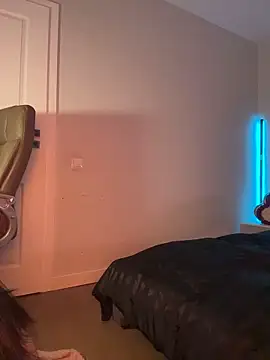 Niinarosee online show from April 3, 2026, 6:47 pm