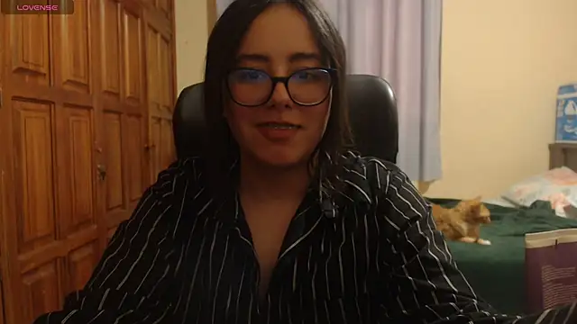 Venus cat  online show from December 16, 2025, 10:47 pm