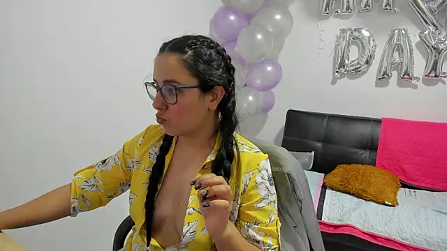 Snapshot of Venus_cat_ chatting on November 12, 2025, 2:37 am Venus cat online show from November 12, 2025, 2:37 am