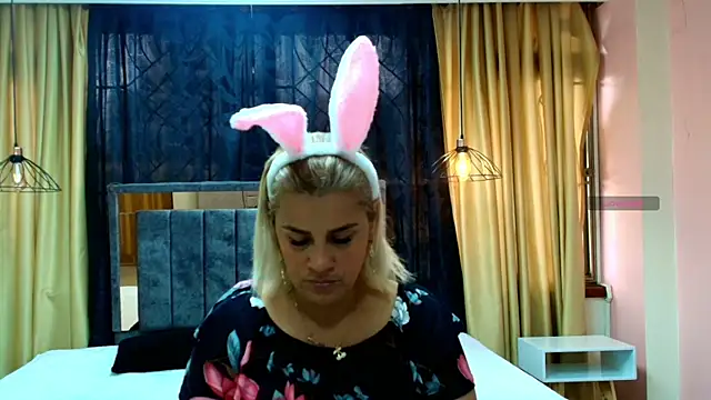 scarlet milf  online show from October 23, 2025, 7:34 pm