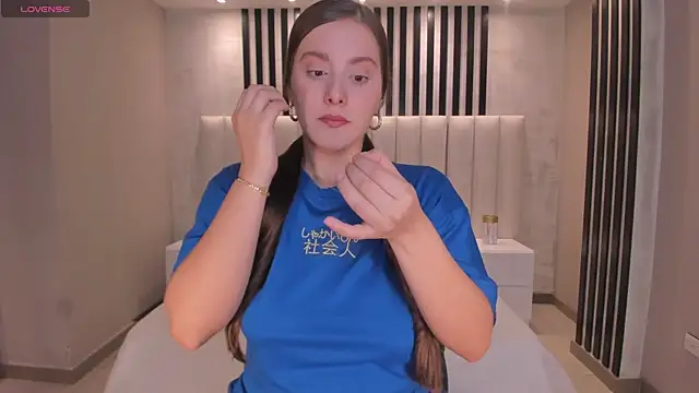 ZoeyWalker  online show from November 8, 2025, 1:25 pm