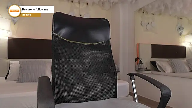 Snapshot of DanteeStone chatting on October 27, 2025, 8:43 pm DanteeStone online show from October 27, 2025, 8:43 pm