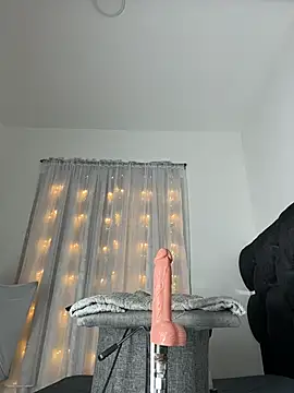 MerliaSsomer online show from November 7, 2025, 1:37 pm