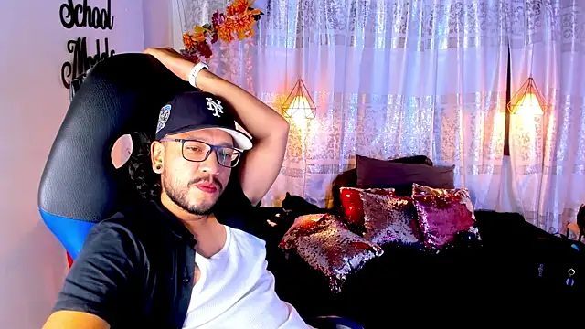 Snapshot of Ethan_w12 chatting on October 13, 2025, 8:10 pm Ethan w12 online show from October 13, 2025, 8:10 pm