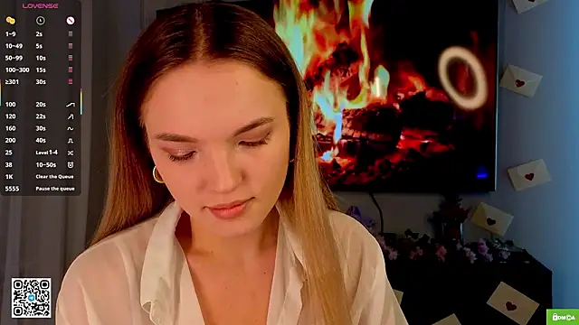 Snapshot of JulieLupo chatting on February 18, 2026, 6:11 am JulieLupo online show from February 18, 2026, 6:11 am