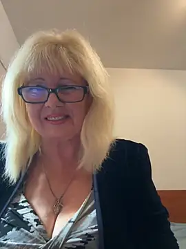 Snapshot of BoloshkaBlonda chatting on October 27, 2025, 5:36 pm BoloshkaBlonda online show from October 27, 2025, 5:36 pm