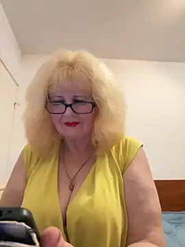 Snapshot of BoloshkaBlonda chatting on October 22, 2025, 7:57 pm BoloshkaBlonda online show from October 22, 2025, 7:57 pm