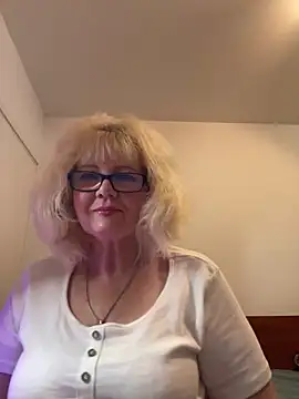 Snapshot of BoloshkaBlonda chatting on October 15, 2025, 7:44 pm BoloshkaBlonda online show from October 15, 2025, 7:44 pm