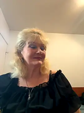 Snapshot of BoloshkaBlonda chatting on October 17, 2025, 8:10 pm BoloshkaBlonda online show from October 17, 2025, 8:10 pm