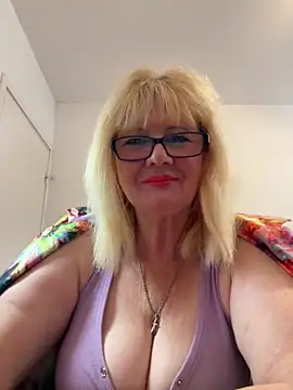 Snapshot of BoloshkaBlonda chatting on October 11, 2025, 12:28 pm BoloshkaBlonda online show from October 11, 2025, 12:28 pm