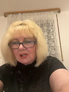 Snapshot of BoloshkaBlonda chatting on November 11, 2025, 7:52 pm BoloshkaBlonda online show from November 11, 2025, 7:52 pm