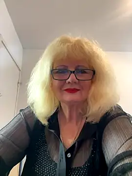 Snapshot of BoloshkaBlonda chatting on October 24, 2025, 10:03 am BoloshkaBlonda online show from October 24, 2025, 10:03 am