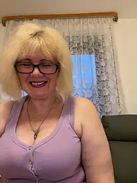 Snapshot of BoloshkaBlonda chatting on November 17, 2025, 6:39 am BoloshkaBlonda online show from November 17, 2025, 6:39 am