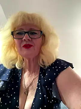 Snapshot of BoloshkaBlonda chatting on October 22, 2025, 7:52 am BoloshkaBlonda online show from October 22, 2025, 7:52 am