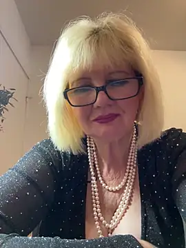 Snapshot of BoloshkaBlonda chatting on November 7, 2025, 8:35 pm BoloshkaBlonda online show from November 7, 2025, 8:35 pm