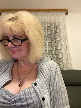 Snapshot of BoloshkaBlonda chatting on November 17, 2025, 6:45 pm BoloshkaBlonda online show from November 17, 2025, 6:45 pm