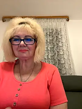 Snapshot of BoloshkaBlonda chatting on November 18, 2025, 6:22 pm BoloshkaBlonda online show from November 18, 2025, 6:22 pm