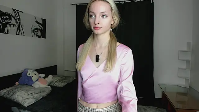 Snapshot of PocketDollX chatting on October 31, 2025, 2:35 pm PocketDollX online show from October 31, 2025, 2:35 pm