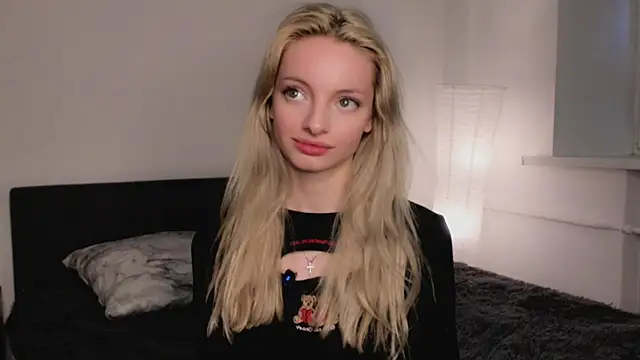 Snapshot of PocketDollX chatting on October 2, 2025, 2:09 pm PocketDollX online show from October 2, 2025, 2:09 pm