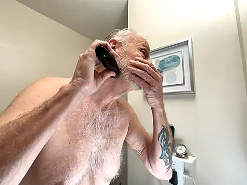 Snapshot of ApolloThrust chatting on December 3, 2025, 1:21 pm ApolloThrust online show from December 3, 2025, 1:21 pm