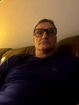 Snapshot of charleluff chatting on October 4, 2025, 1:29 am charleluff online show from October 4, 2025, 1:29 am
