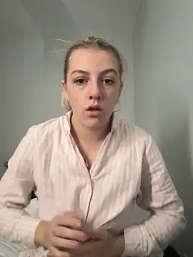 Snapshot of LucyLowbb chatting on October 5, 2025, 8:16 am LucyLowbb online show from October 5, 2025, 8:16 am