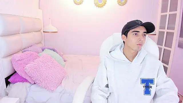 Snapshot of Hottie_Guy chatting on November 13, 2025, 5:50 pm Hottie Guy online show from November 13, 2025, 5:50 pm