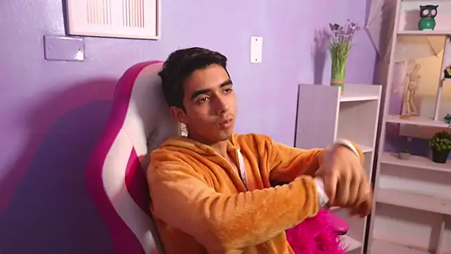 Snapshot of Hottie_Guy chatting on October 24, 2025, 6:18 pm Hottie Guy online show from October 24, 2025, 6:18 pm