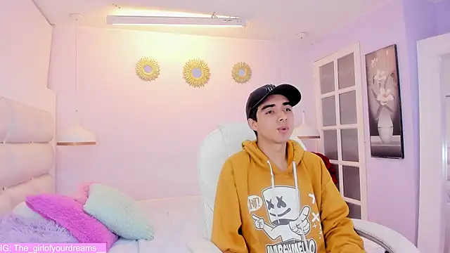 Snapshot of Hottie_Guy chatting on November 21, 2025, 5:56 pm Hottie Guy online show from November 21, 2025, 5:56 pm