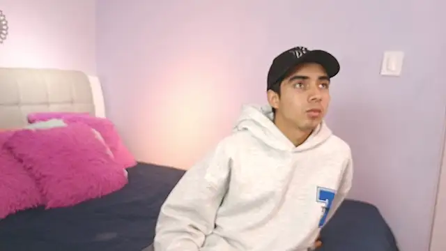 Snapshot of Hottie_Guy chatting on November 4, 2025, 5:50 pm Hottie Guy online show from November 4, 2025, 5:50 pm