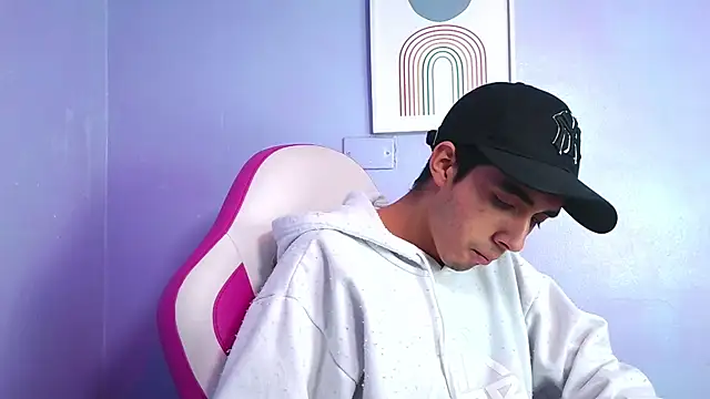 Snapshot of Hottie_Guy chatting on November 17, 2025, 5:50 pm Hottie Guy online show from November 17, 2025, 5:50 pm