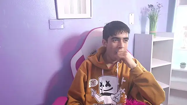 Snapshot of Hottie_Guy chatting on October 21, 2025, 5:45 pm Hottie Guy online show from October 21, 2025, 5:45 pm