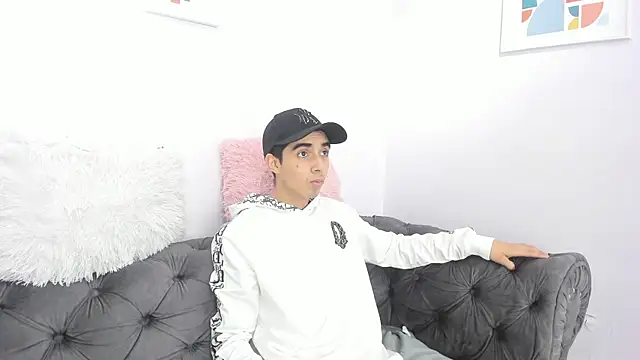 Snapshot of Hottie_Guy chatting on October 29, 2025, 5:45 pm Hottie Guy online show from October 29, 2025, 5:45 pm