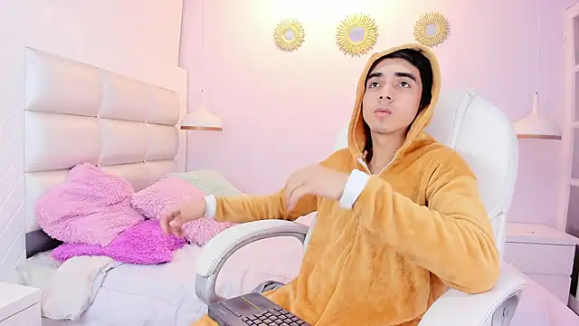 Snapshot of Hottie_Guy chatting on November 14, 2025, 5:49 pm Hottie Guy online show from November 14, 2025, 5:49 pm