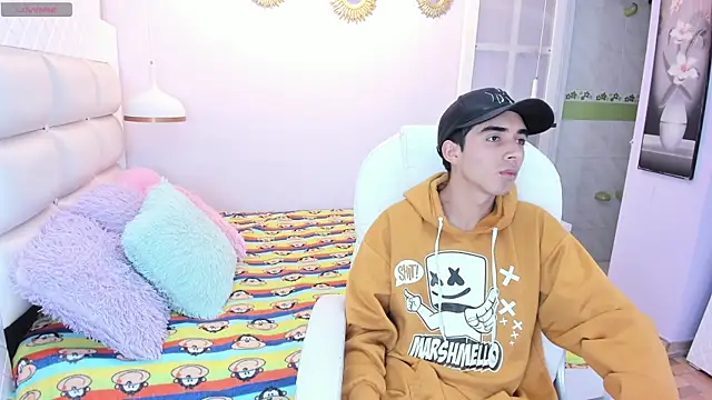 Snapshot of Hottie_Guy chatting on October 27, 2025, 5:47 pm Hottie Guy online show from October 27, 2025, 5:47 pm