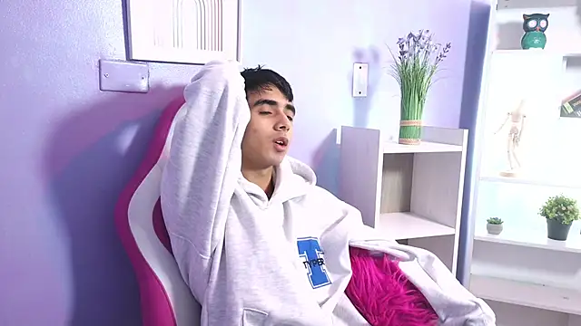 Snapshot of Hottie_Guy chatting on October 20, 2025, 5:13 pm Hottie Guy online show from October 20, 2025, 5:13 pm