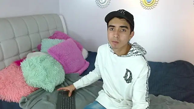 Snapshot of Hottie_Guy chatting on November 22, 2025, 12:15 pm Hottie Guy online show from November 22, 2025, 12:15 pm