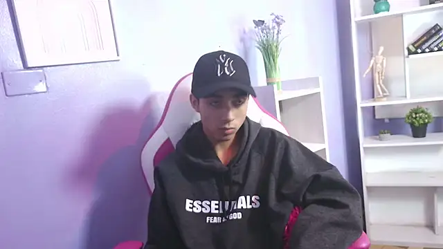 Snapshot of Hottie_Guy chatting on October 22, 2025, 6:29 pm Hottie Guy online show from October 22, 2025, 6:29 pm