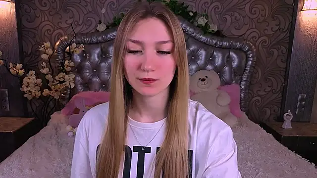 AngelAnabelle online show from April 3, 2026, 8:37 pm