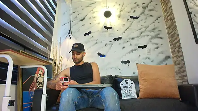 Snapshot of Max_Miller_S chatting on October 22, 2025, 6:40 pm Max Miller S online show from October 22, 2025, 6:40 pm