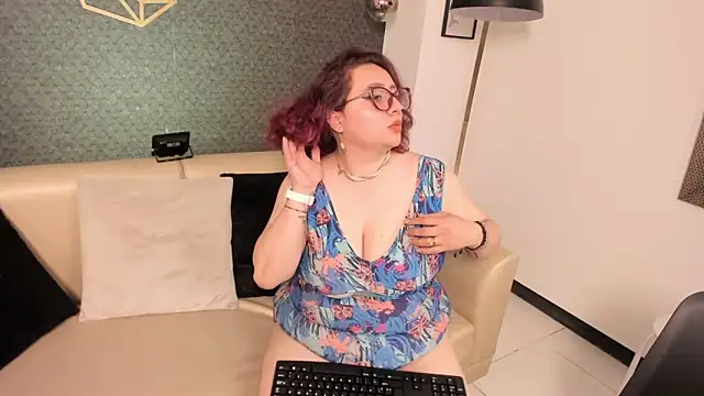 sam von tess online show from October 3, 2025, 3:52 am