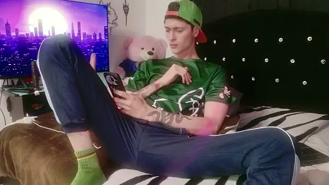 Tyler cat online show from November 30, 2025, 2:01 am