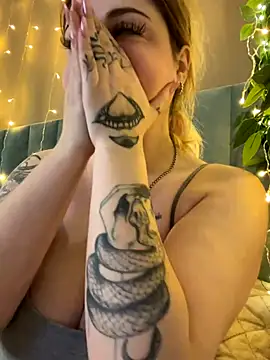 Snapshot of KellyMoors chatting on November 17, 2025, 1:20 am KellyMoors online show from November 17, 2025, 1:20 am